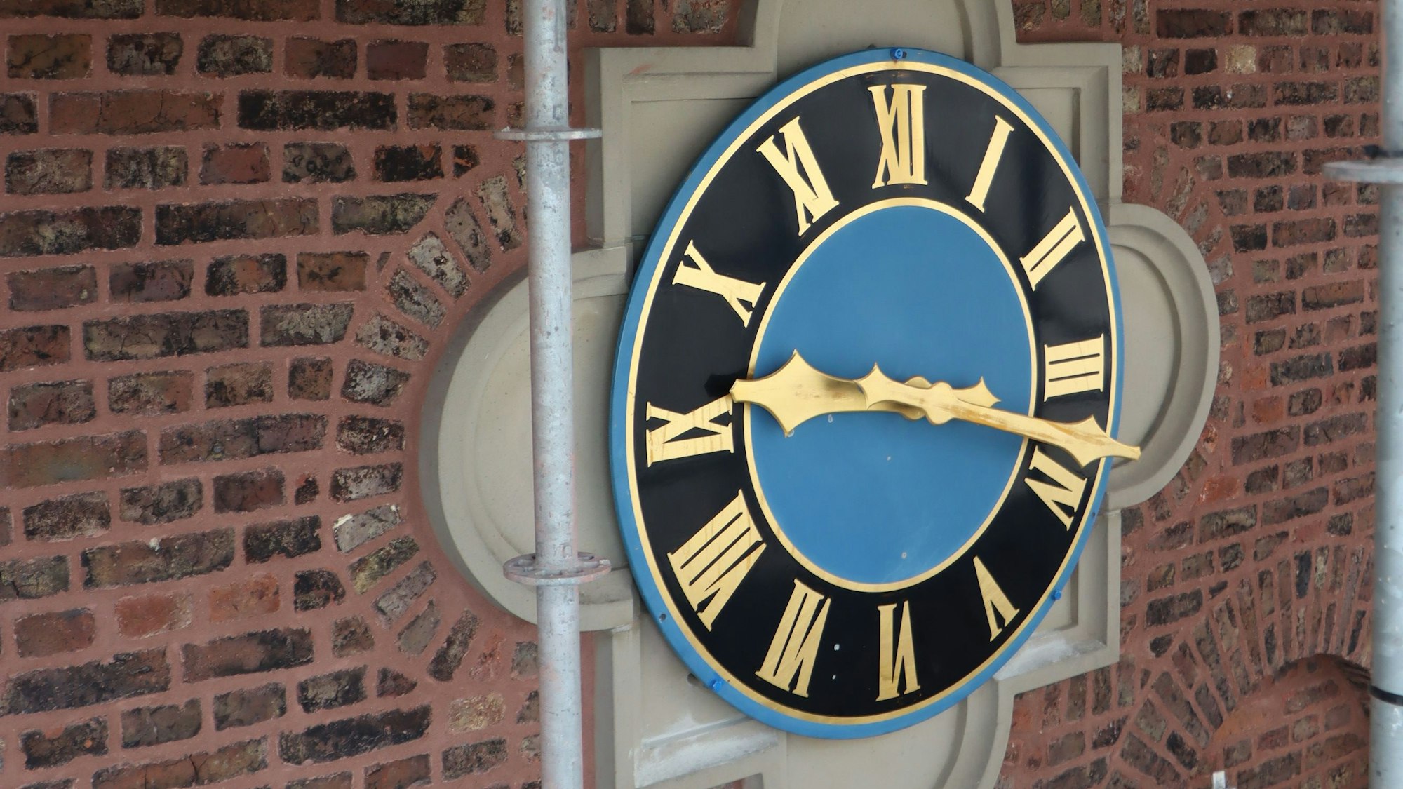 Zu sehen ist die Uhr eines Kirchturms.