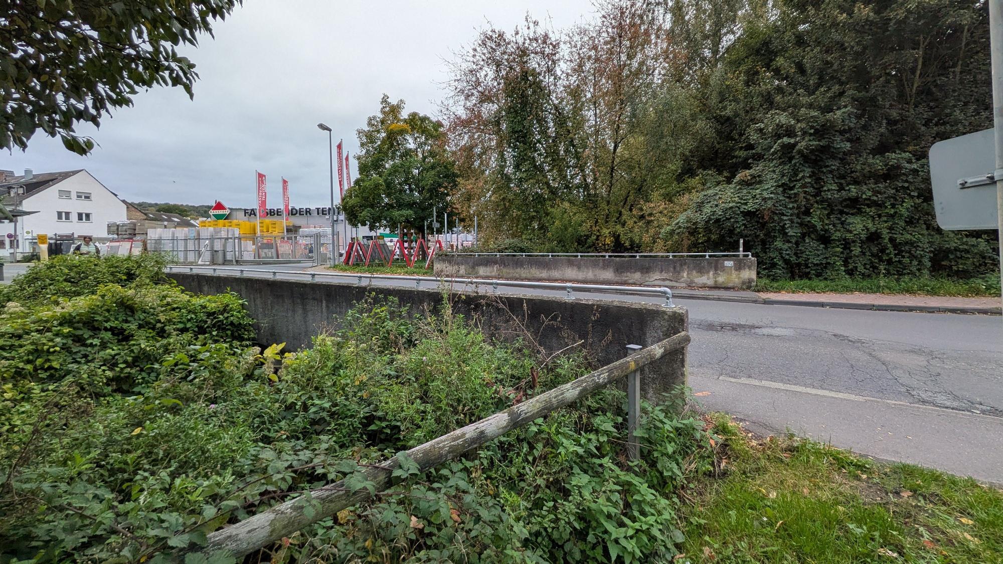 Seitlicher Blick auf die Brücke über den Hardtbach an der Alfterer Straße.