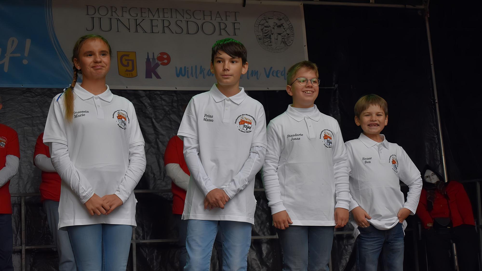 Das designierte Kinder-Vier-Gestirn im Kölner Westen: Prinzessin Marie Sophie Schmitt (KG Lövenicher Neustädter), Prinz Mateo Herrlich (Große Junkersdorfer KG), Standartenträger Jonas Schulz (KG Römergarde Köln-Weiden) und Bauer Ben Elias Caspar (KG Lövenicher Neustädter).