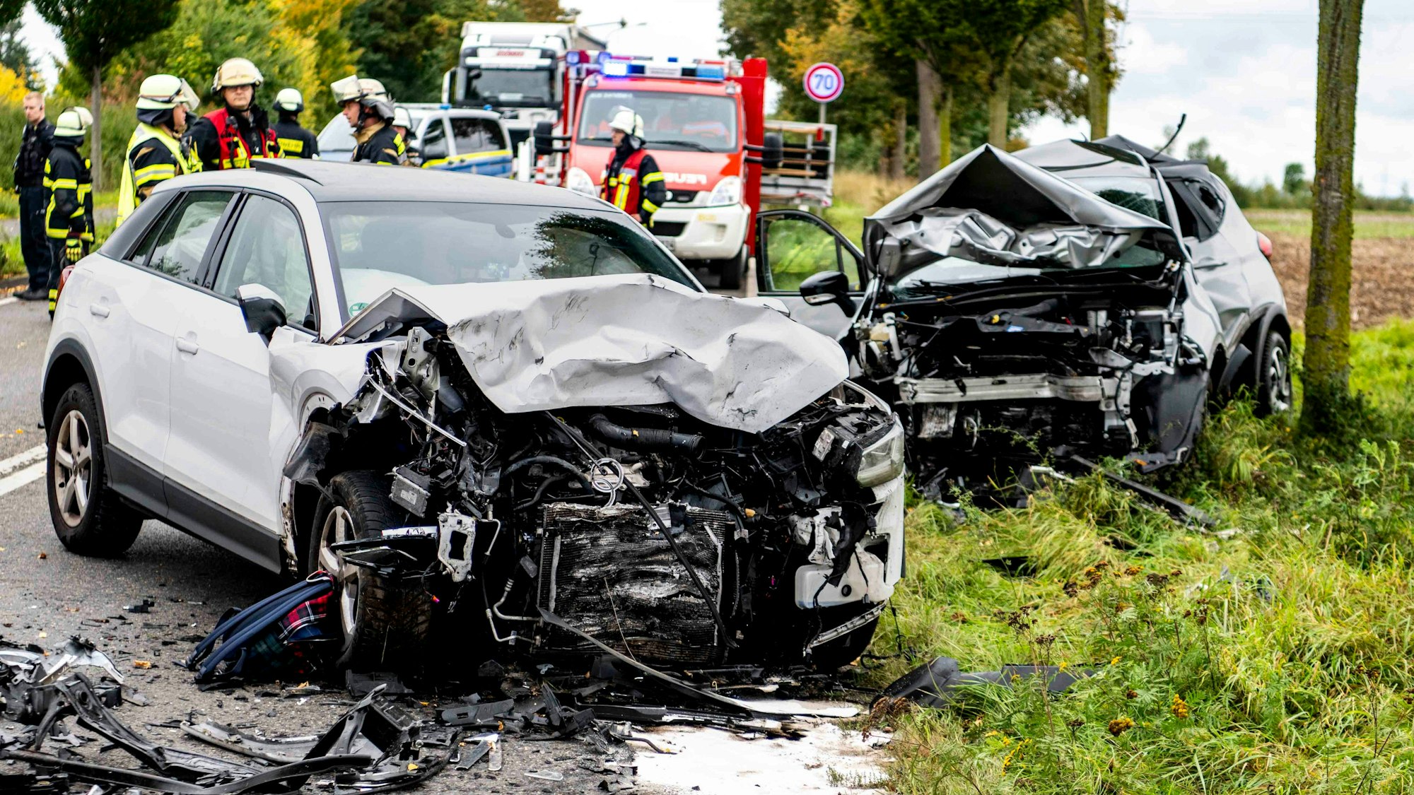 Das Bild zeigt die zwei stark beschädigten Autos an der Unfallstelle.