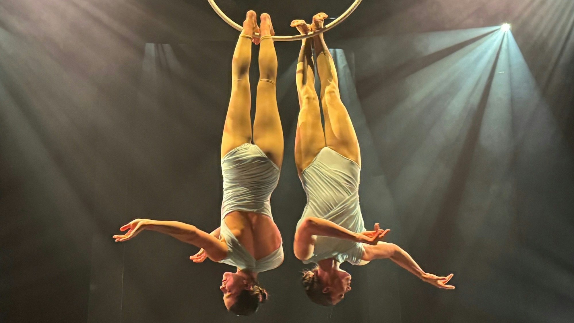 Belle & Pauline zeigen symmetrische Luftakrobatik.