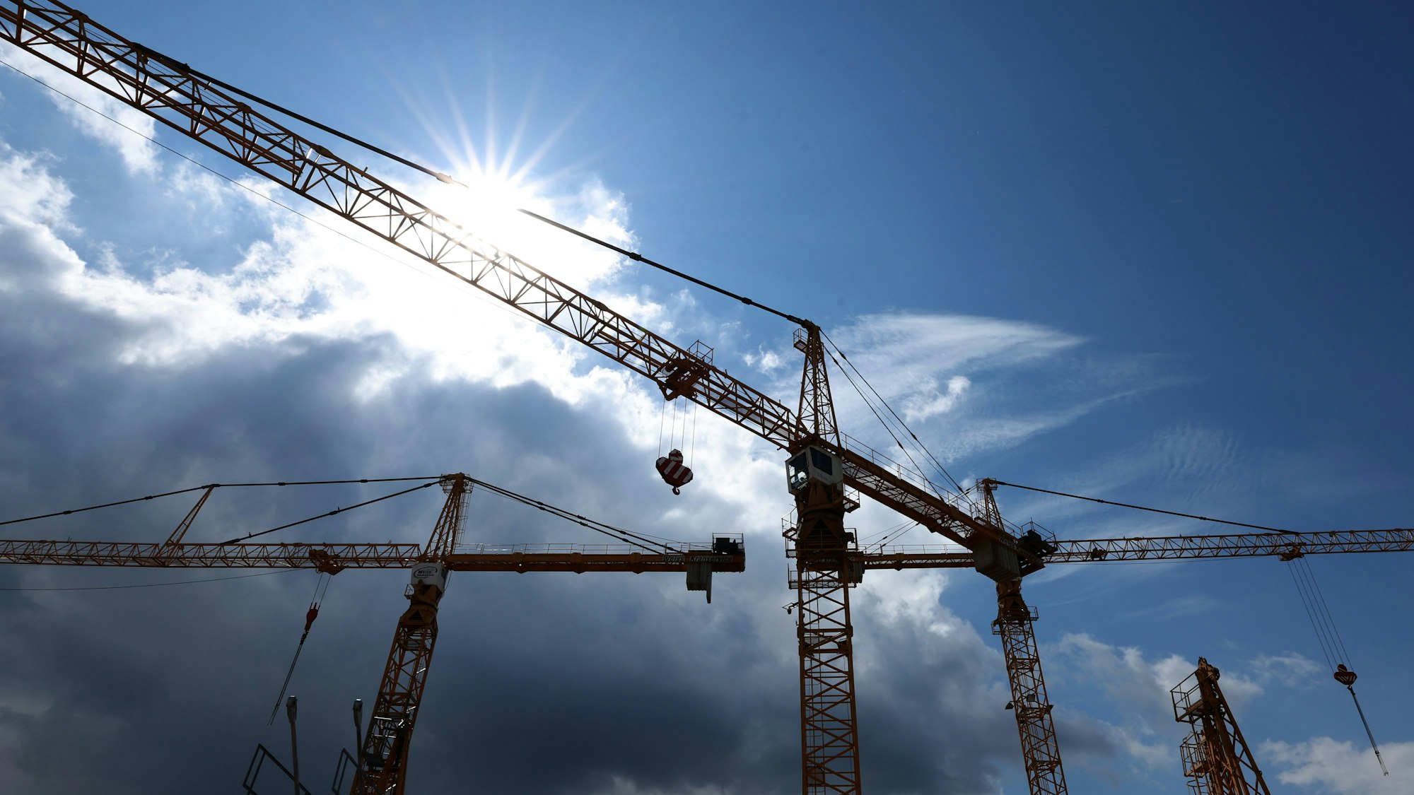 Baukräne in Bayern: Die Wirtschaft könnte wieder mehr Fahrt aufnehmen.