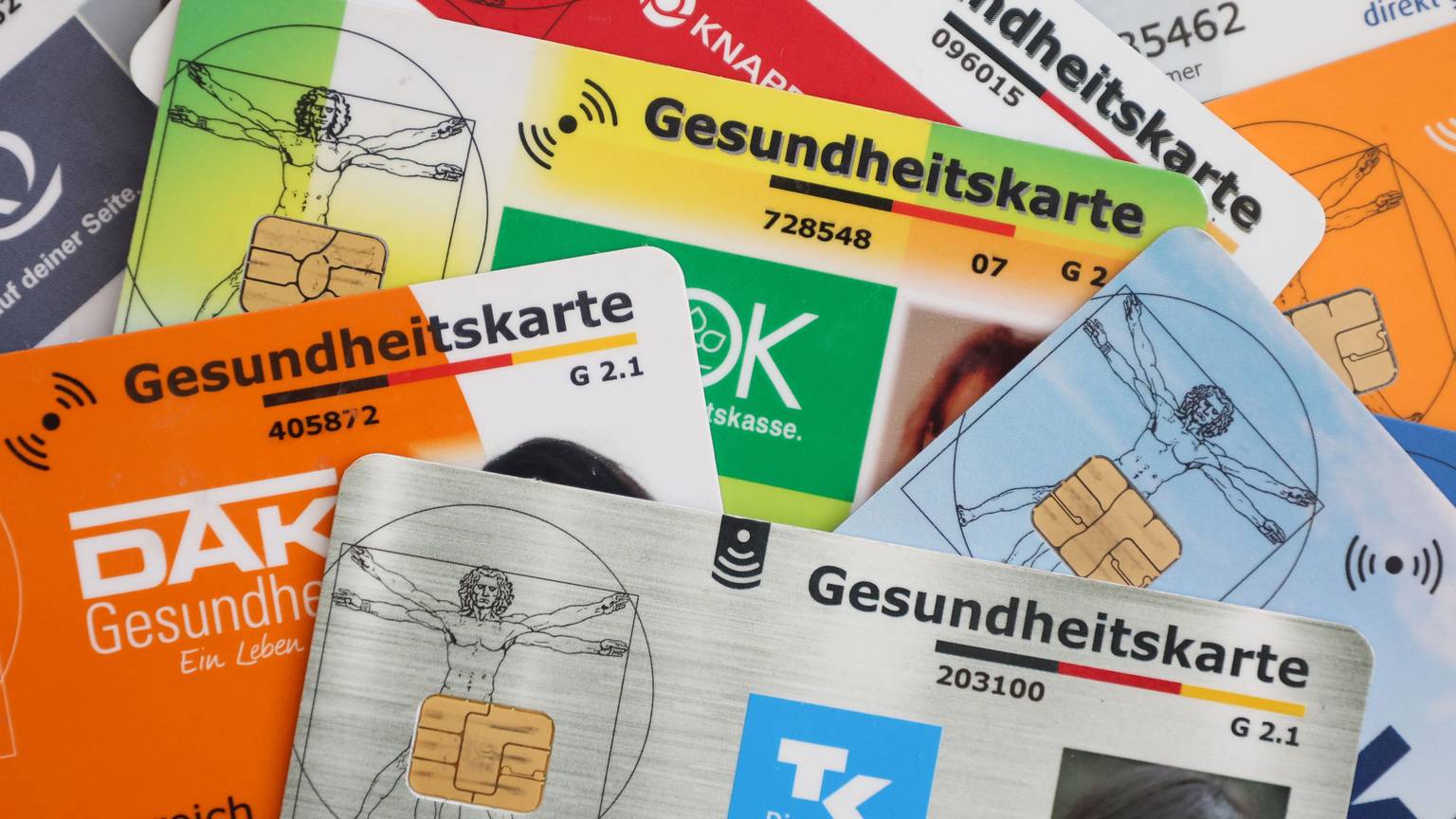 Eine Auswahl an Gesundheitskarten gesetzlicher Krankenkassen in Deutschland.