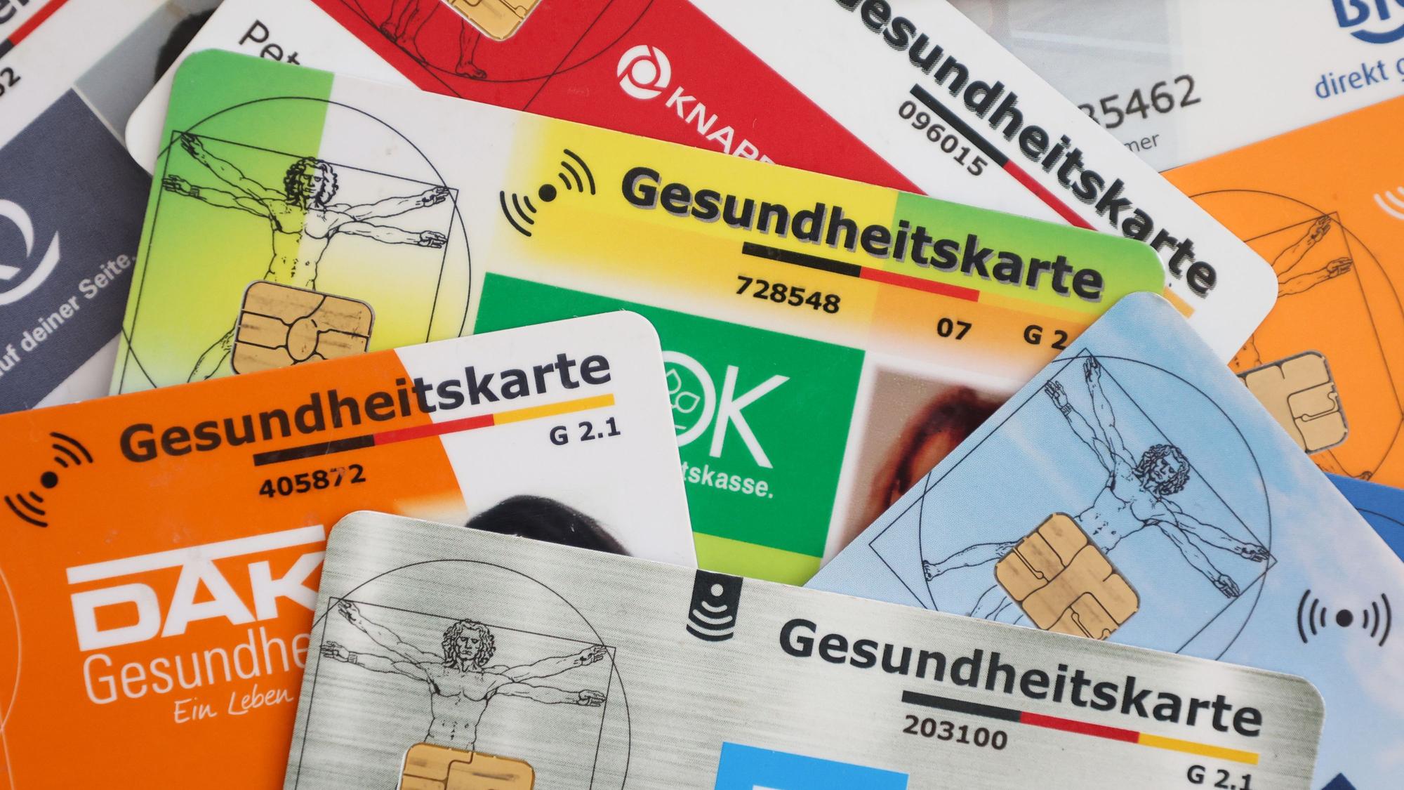 Eine Auswahl an Gesundheitskarten gesetzlicher Krankenkassen in Deutschland.