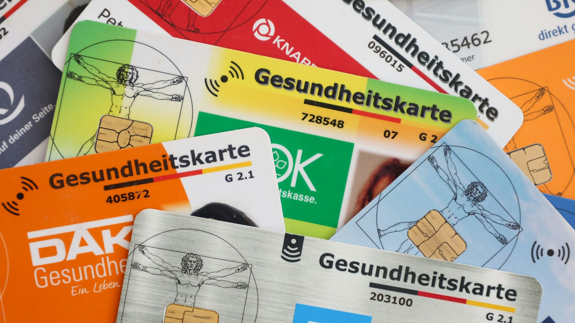 Eine Auswahl an Gesundheitskarten gesetzlicher Krankenkassen in Deutschland.
