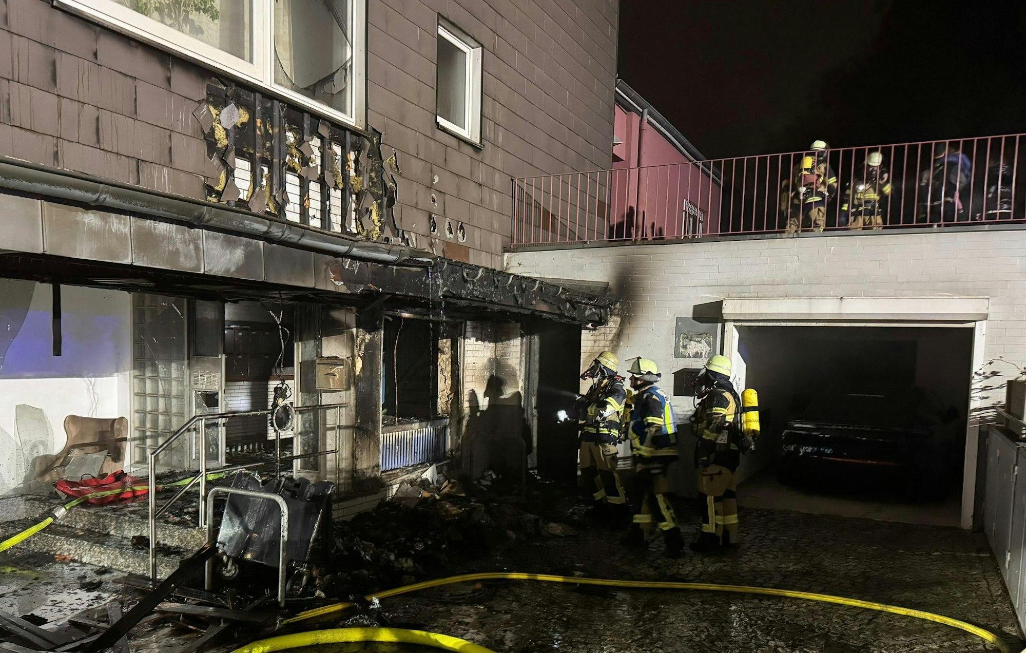 Das Feuer schlug auf die Fassade eines Mehrfamilienhauses über. Mehrere Bewohner mussten mit einer Drehleiter ins Freie gebracht werden.