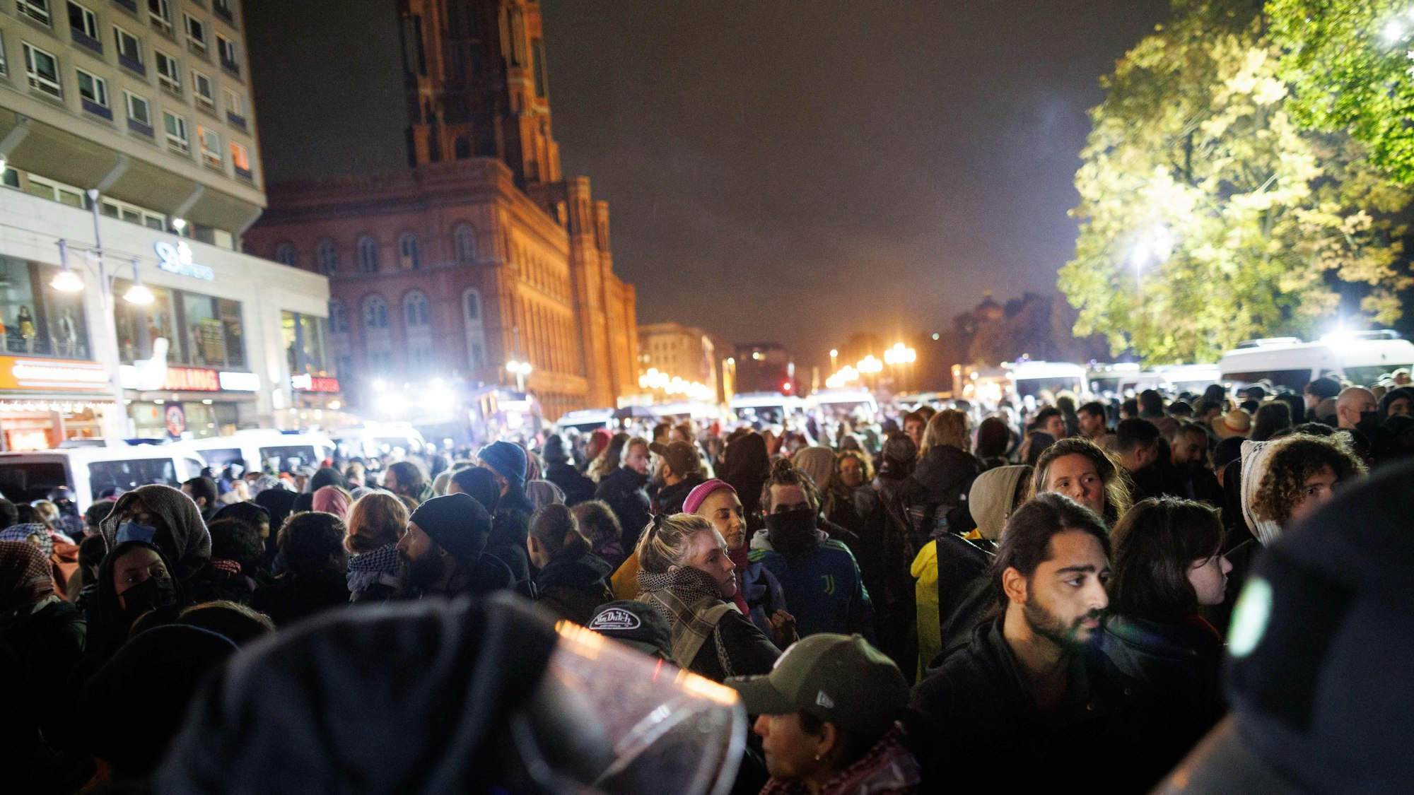 07.10.2025, Berlin: Demonstranten stehen eingekesselt von der Polizei nach einer Kundgebung gegen Israel vor dem Roten Rathaus. Am 7. Oktober 2023 griffen Kämpfer der radikalislamischen Hamas Israel an, töteten zahlreiche Menschen und verschleppten Geiseln in den Gazastreifen. Foto: Carsten Koall/dpa +++ dpa-Bildfunk +++
