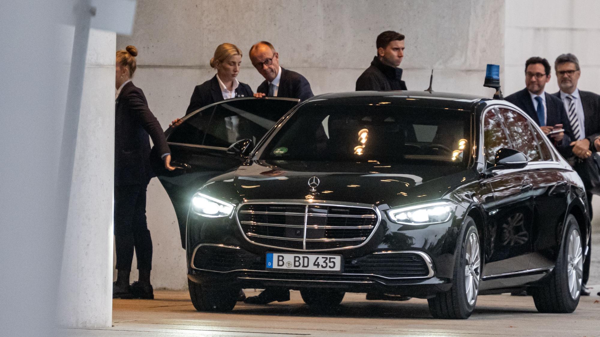 Das Bild zeigt Bundeskanzler Friedrich Merz (CDU) vor dem Koalitionsausschuss vor dem Bundeskanzleramt. Foto: Fabian Sommer/dpa