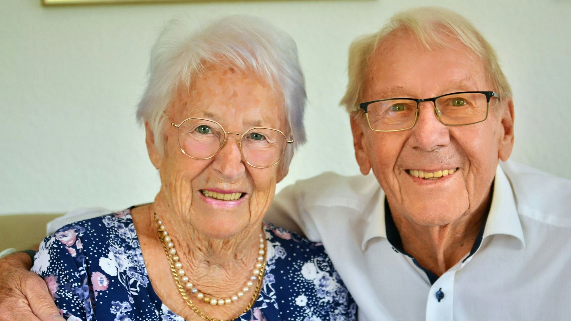 Magdalena und Johann Bung lächeln in die Kamera. Er hat ihr seinen Arm umgelegt.
