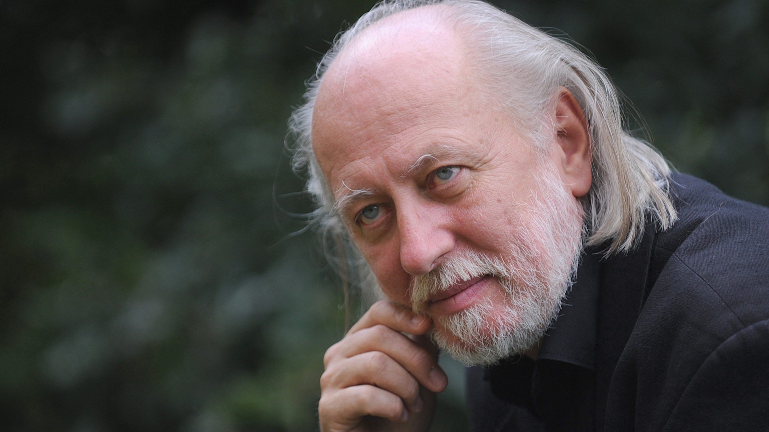 Ein Foto vom 11. Juli 2012 zeigt den ungarischen Schriftsteller Laszlo Krasznahorkai in seinem Haus in Pilisszentivan