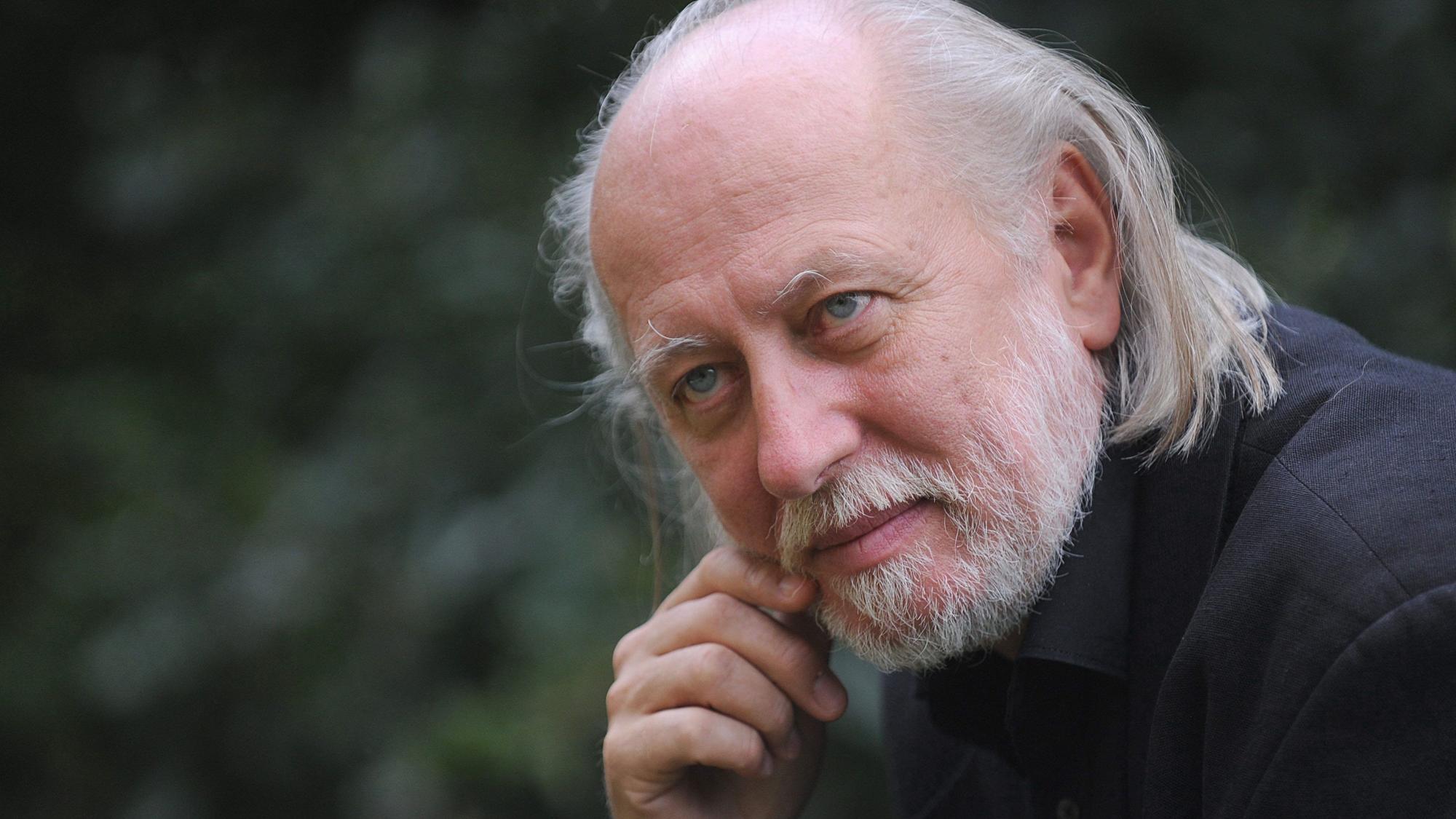 Ein Foto vom 11. Juli 2012 zeigt den ungarischen Schriftsteller Laszlo Krasznahorkai in seinem Haus in Pilisszentivan