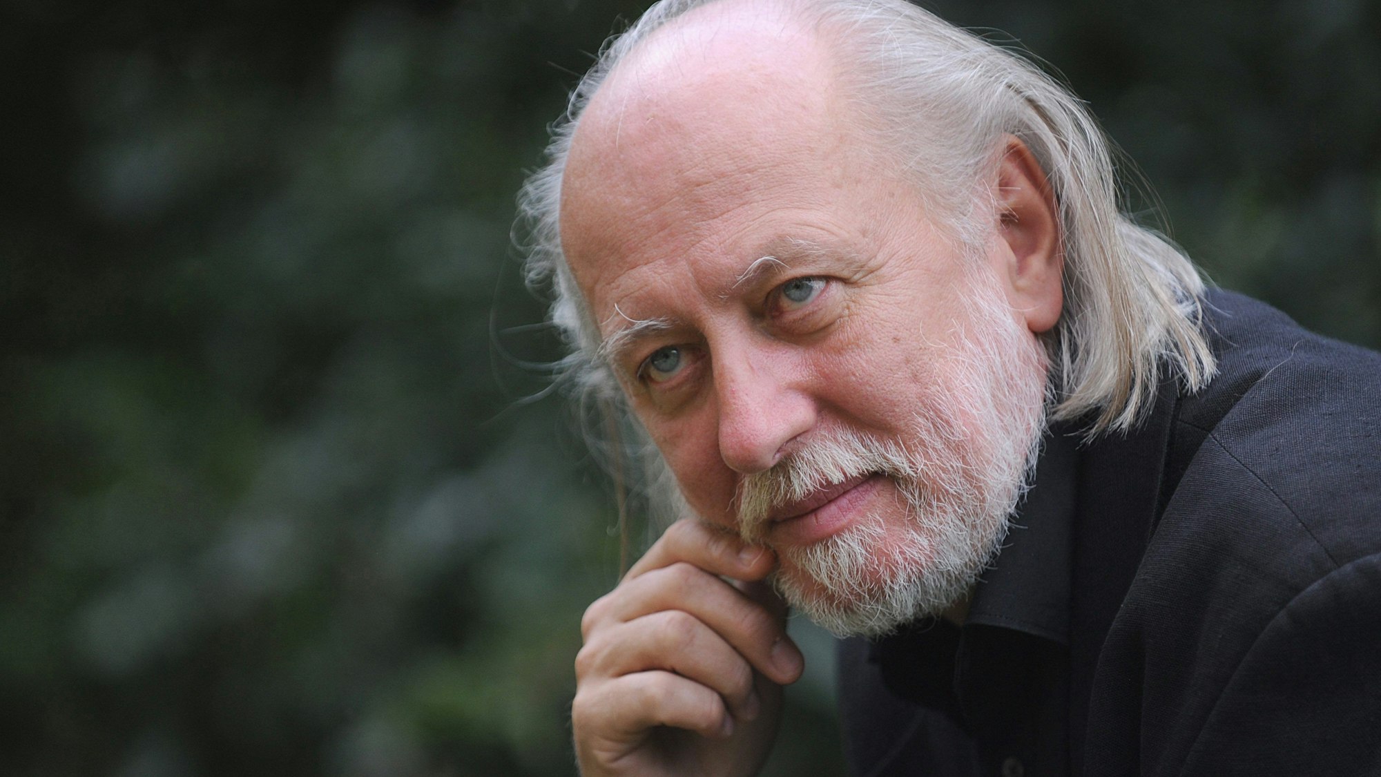 Ein Foto vom 11. Juli 2012 zeigt den ungarischen Schriftsteller Laszlo Krasznahorkai in seinem Haus in Pilisszentivan