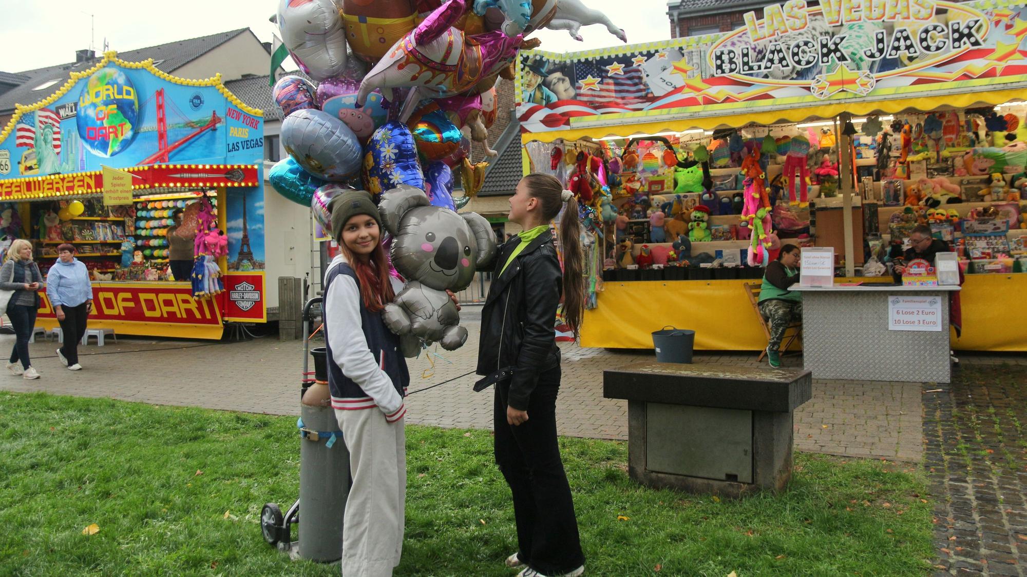 So war es 2022: Taleah und Rebecca aus Stommeln lieben ihre Herbstkirmes. Mit Paradiesapfel und bunten Luftballons.