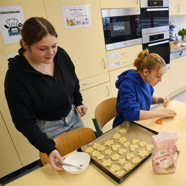 Sarah, Samira und Leni (von links) backen für das „Café International“, das an diesem Freitag (10. Oktober 2025) in der Waldbröler Roseggerschule die Pforten öffnet. Anlass ist die erste Projektwoche gegen Rassismus.
