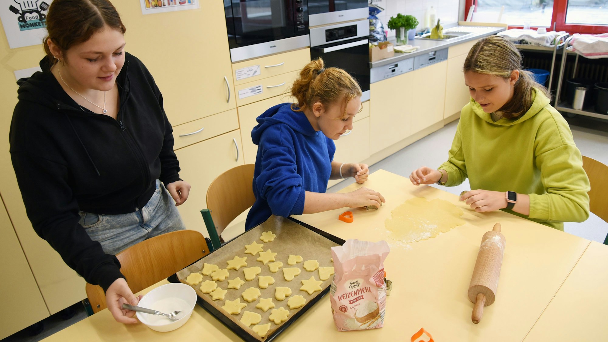Sarah, Samira und Leni (von links) backen für das „Café International“, das an diesem Freitag (10. Oktober 2025) in der Waldbröler Roseggerschule die Pforten öffnet. Anlass ist die erste Projektwoche gegen Rassismus.