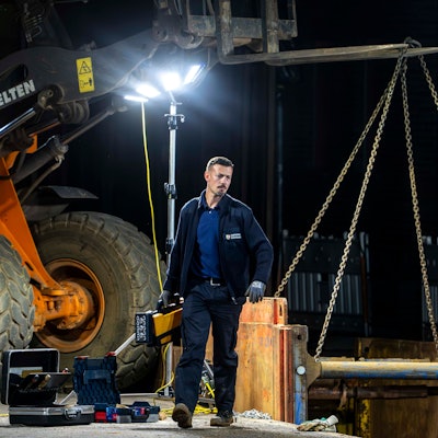 Ein Mitarbeiter des Kampfmittelbeseitigungsdienstes betrachtet die Fundstelle der Weltkriegsbombe.