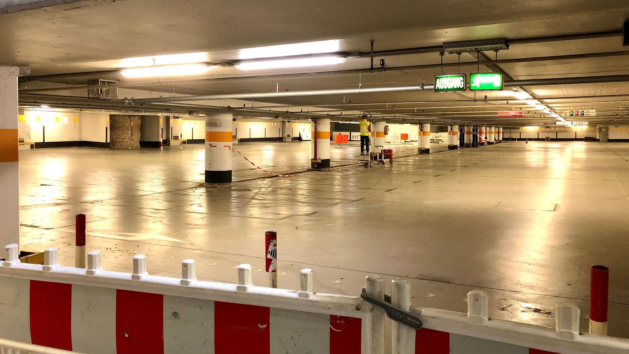 Ein Arbeiter arbeitet in der Nordhalle der Domtiefgarage.