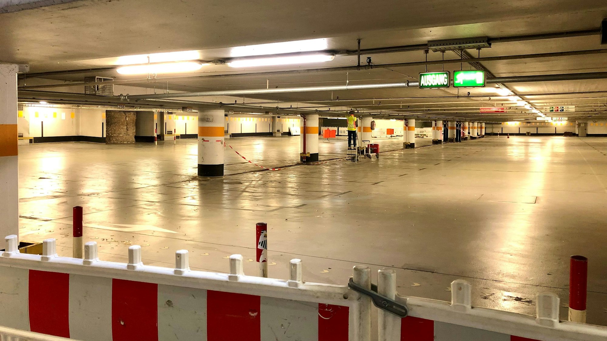 Ein Arbeiter arbeitet in der Nordhalle der Domtiefgarage.