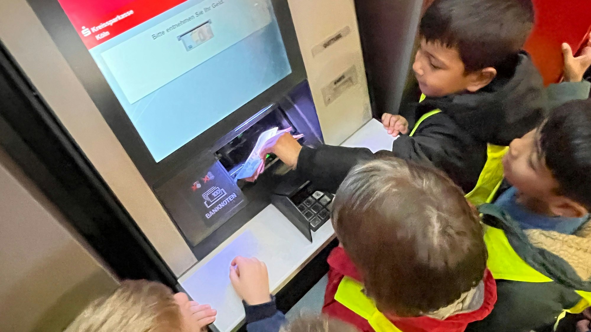 Die Kinder konnten echte Scheine aus dem Geldautomaten herausholen.