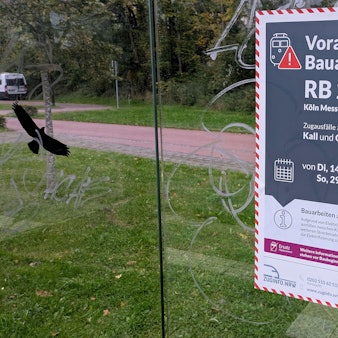 Am Bahnhof in Nettersheim weist ein Plakat auf eine bevorstehende Streckensperrung der Bahnlinie wegen Bauarbeiten hin.