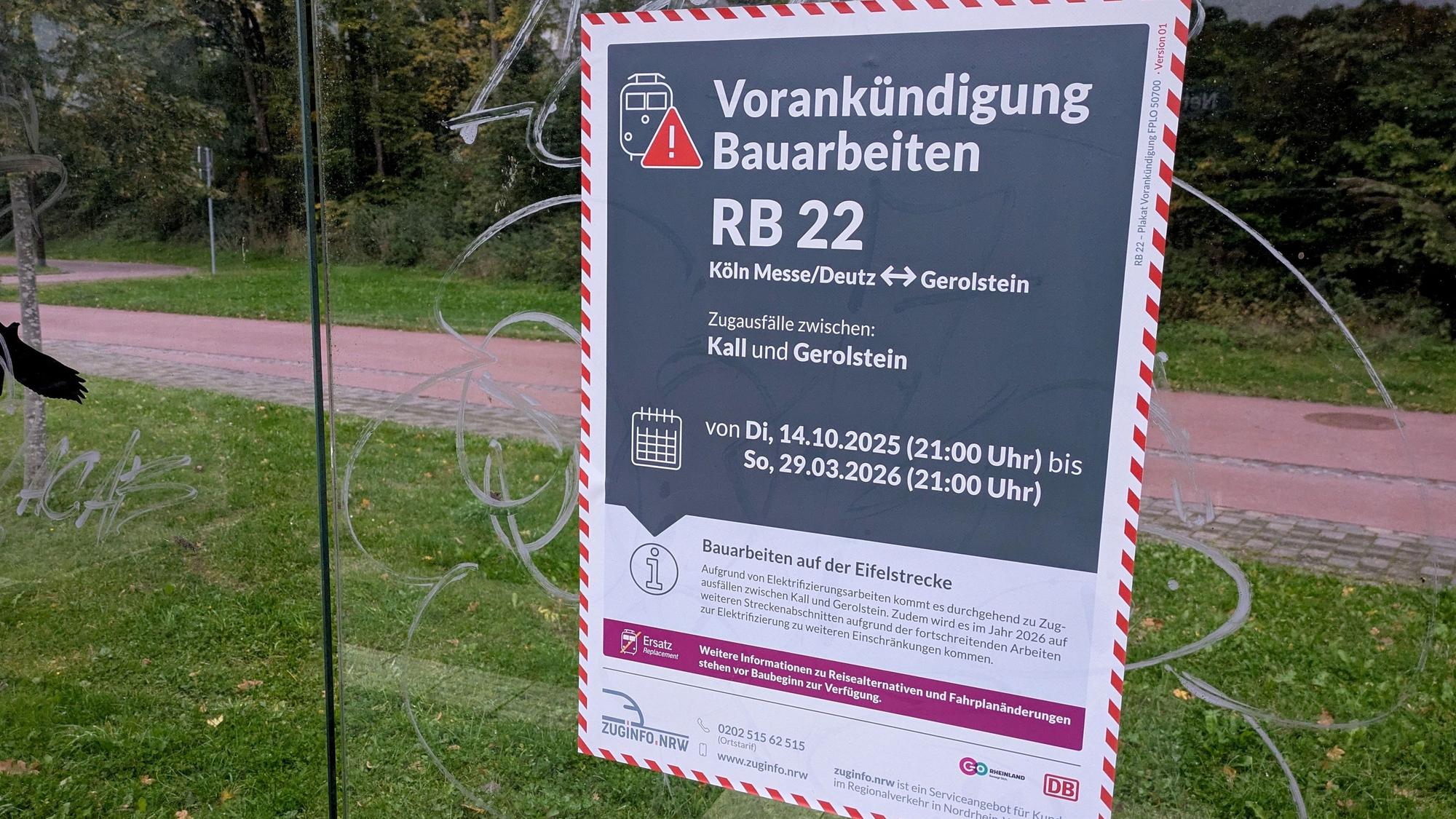 Am Bahnhof in Nettersheim weist ein Plakat auf eine bevorstehende Streckensperrung der Bahnlinie wegen Bauarbeiten hin.