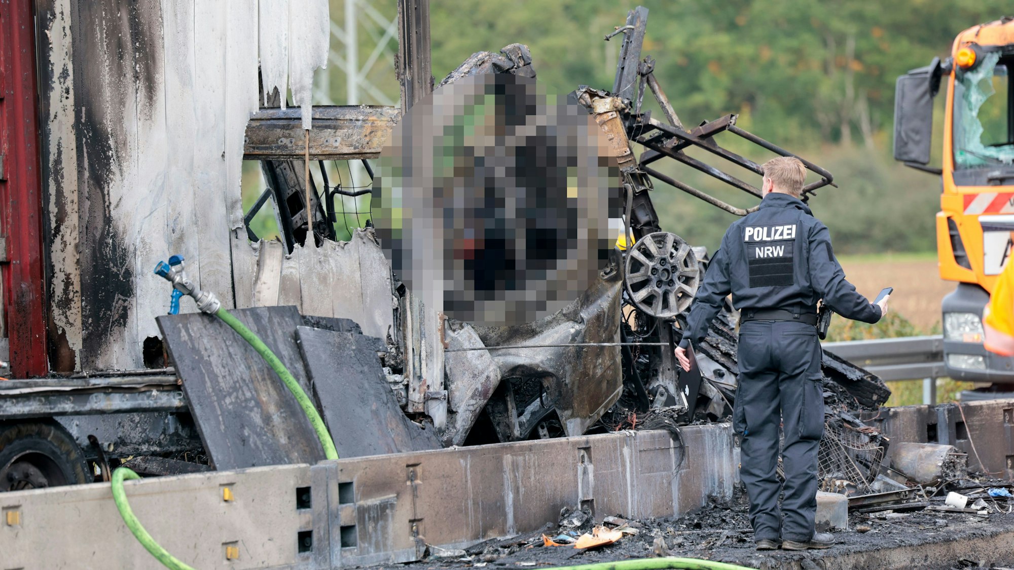 Das Wohnmobil war nach dem Unfall in Flammen aufgegangen.