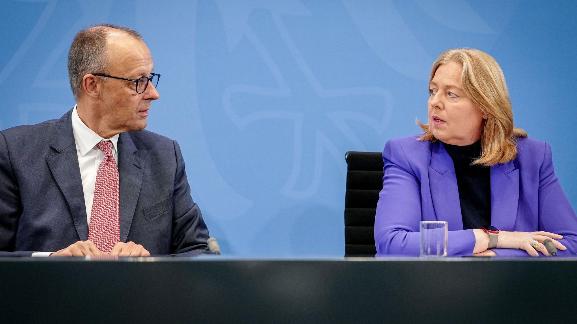 Bundeskanzler Friedrich Merz (CDU) und Bärbel Bas (SPD), Bundesministerin für Arbeit und Soziales und SPD-Parteivorsitzende, geben eine Pressekonferenz. (Archivbild)