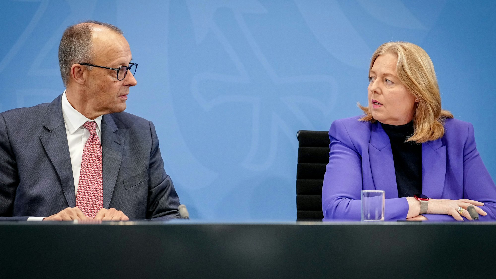 Bundeskanzler Friedrich Merz (CDU) und Bärbel Bas (SPD), Bundesministerin für Arbeit und Soziales und SPD-Parteivorsitzende, geben eine Pressekonferenz. (Archivbild)