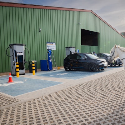 An einer Scheune stehen die Ladesäulen.