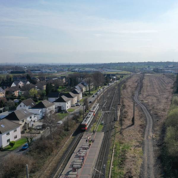 Das Foto zeigt eine Luftaufnahme des Bahngeländes.