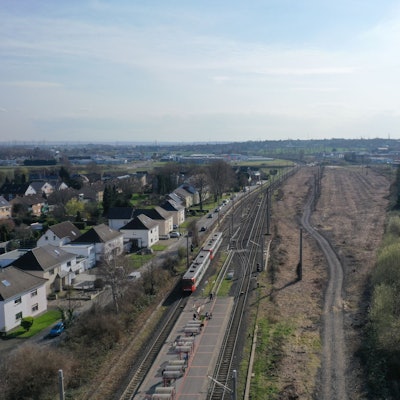 Das Luftbild zeigt die Brachfläche des alten Rangierbahnhofs neben den Stadtbahngleisen.