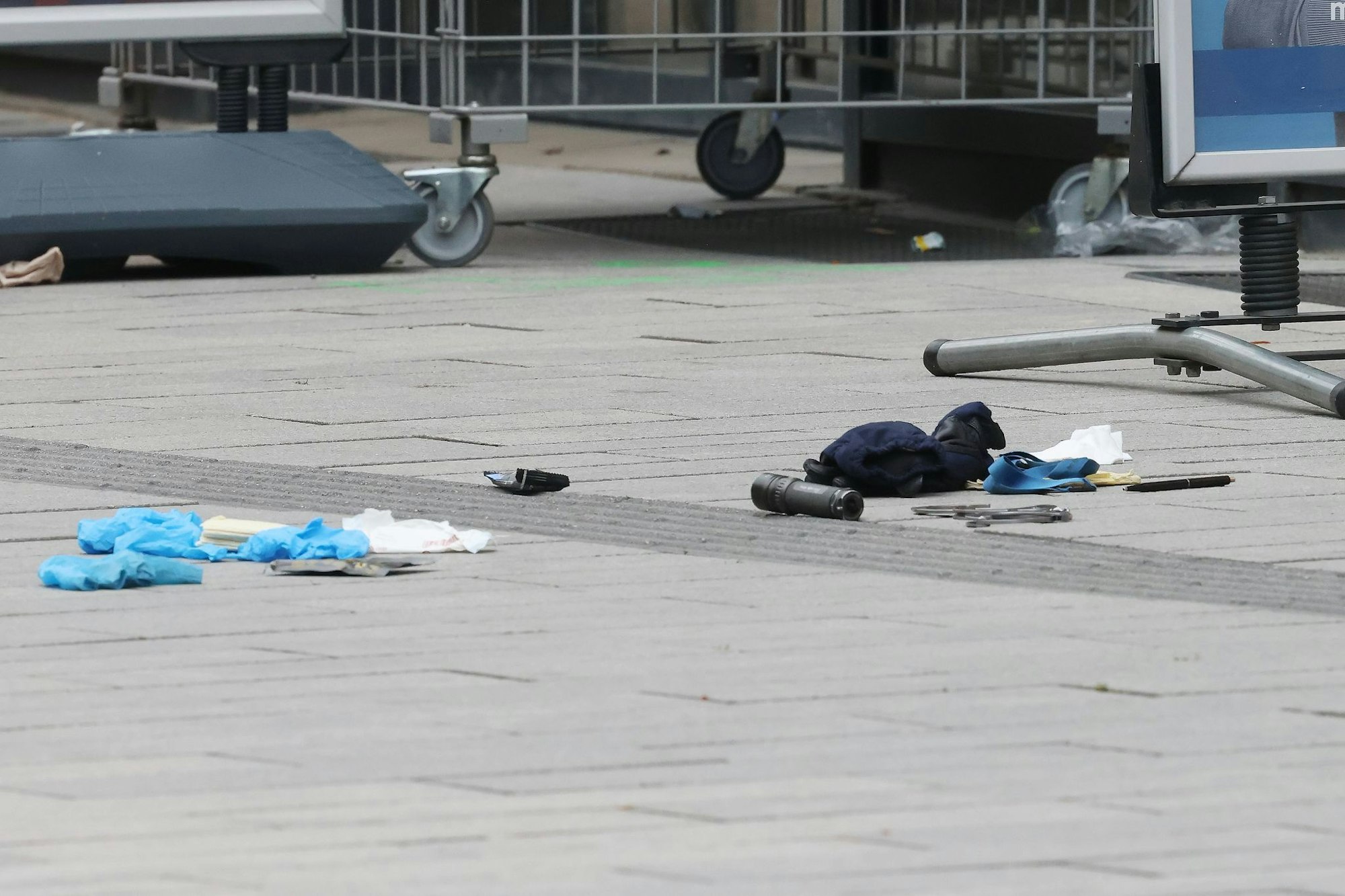 Die Polizei hat auf einer belebten Einkaufsstraße in Düsseldorf einen bewaffneten Mann niedergeschossen und schwer verletzt.