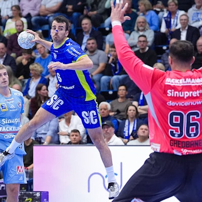 Milos Vujovic steigt zum Wurf.