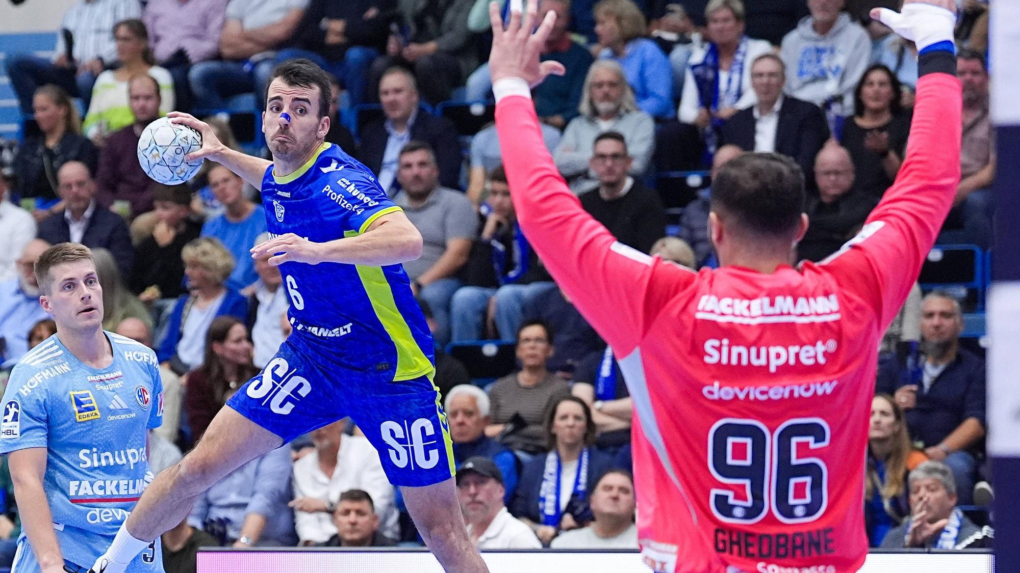 Milos Vujovic steigt zum Wurf.