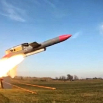 Ein Screenshot aus einem Video zeigt einen ukrainischen Flamingo-Marschflugkörper beim Start. Die neue Waffe ist laut Präsident Selenskyj erstmals zum Einsatz gekommen. (Archivbild)