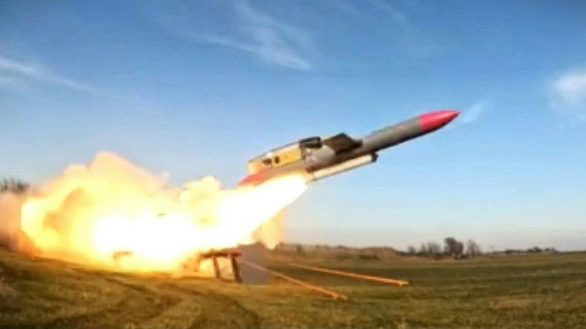 Ein Screenshot aus einem Video zeigt einen ukrainischen Flamingo-Marschflugkörper beim Start. Die neue Waffe ist laut Präsident Selenskyj erstmals zum Einsatz gekommen. (Archivbild)