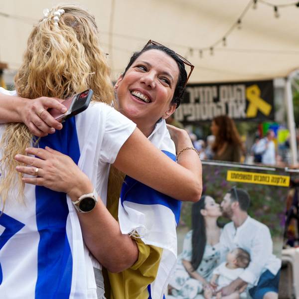 In Tel Aviv feiern Menschen die Einigung.