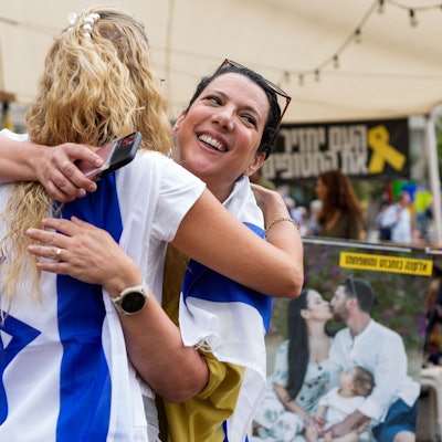 In Tel Aviv feiern Menschen die Einigung.