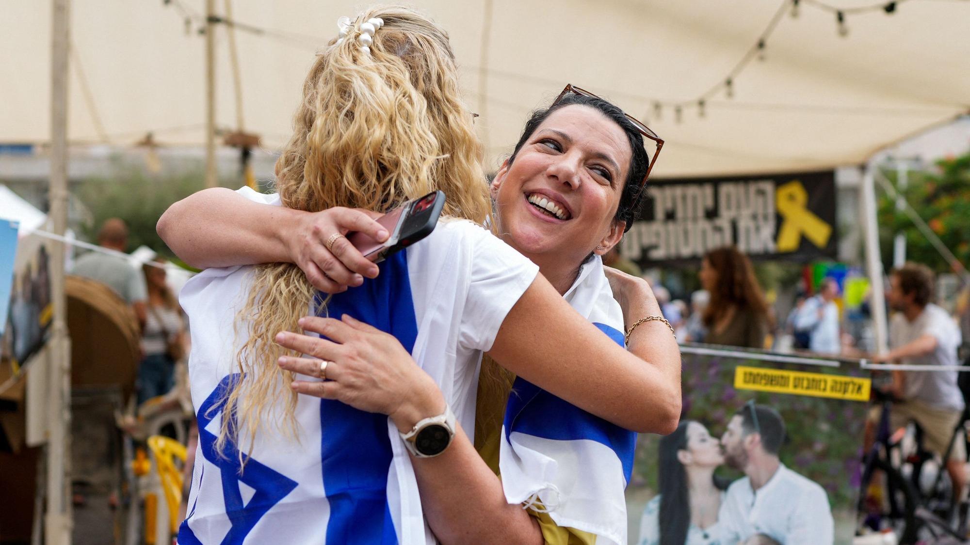 In Tel Aviv feiern Menschen die Einigung.