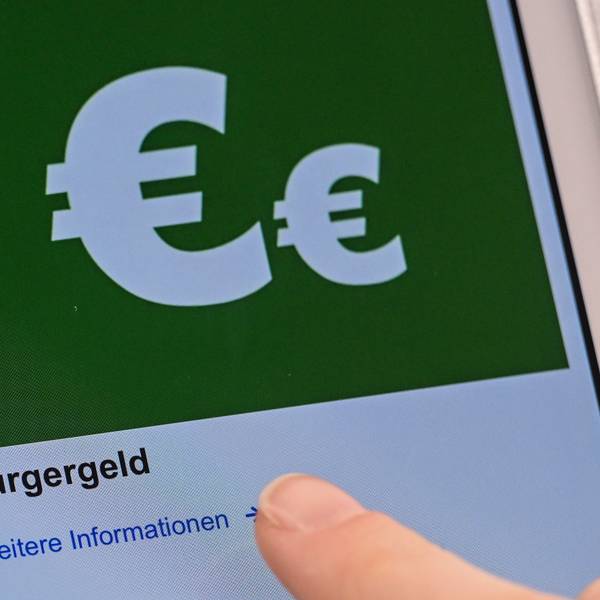 Auf einem Display im Jobcenter werden Onlineangebote rund um das Bürgergeld abgerufen.