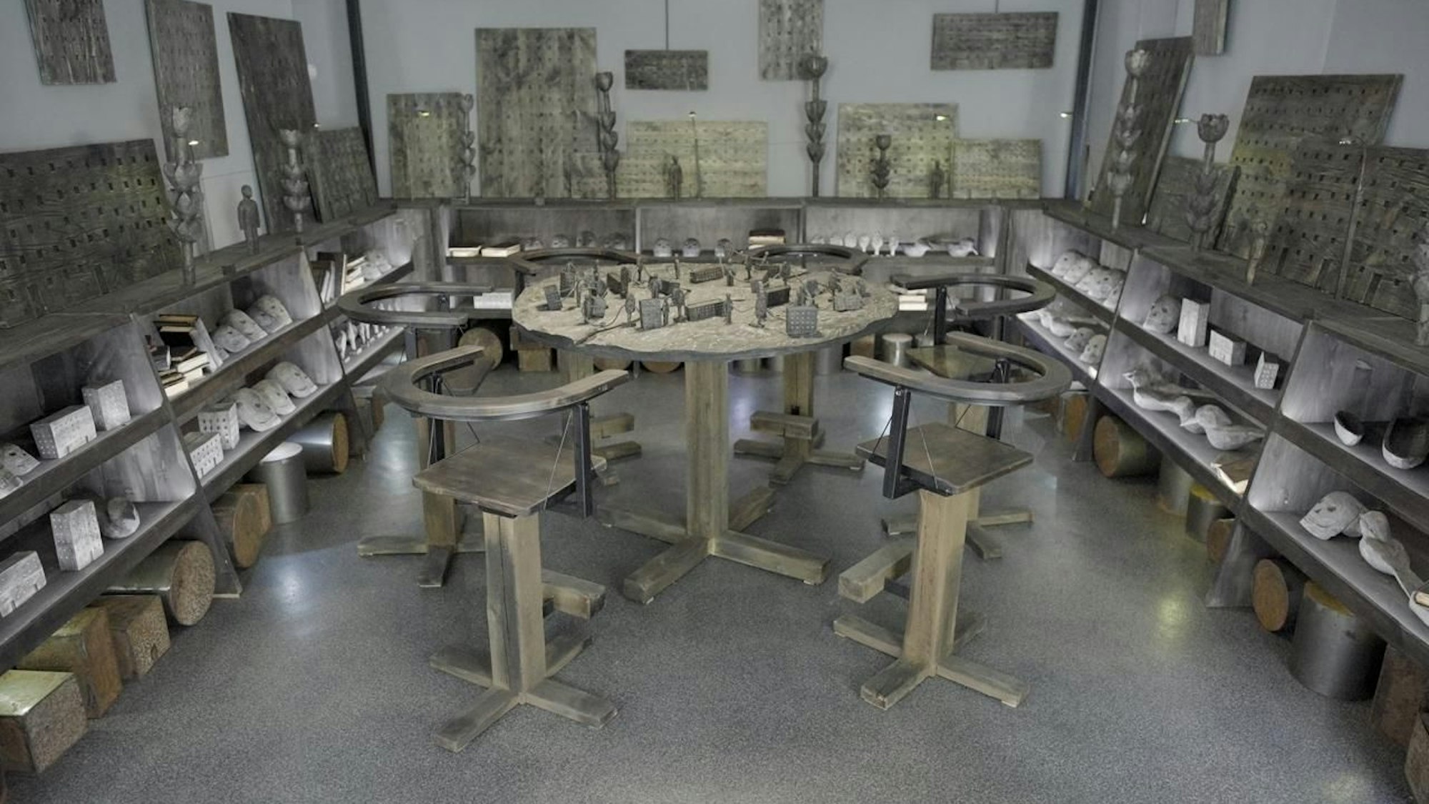 Geschnitzte Objekte sind angeordnet in einer Installation.