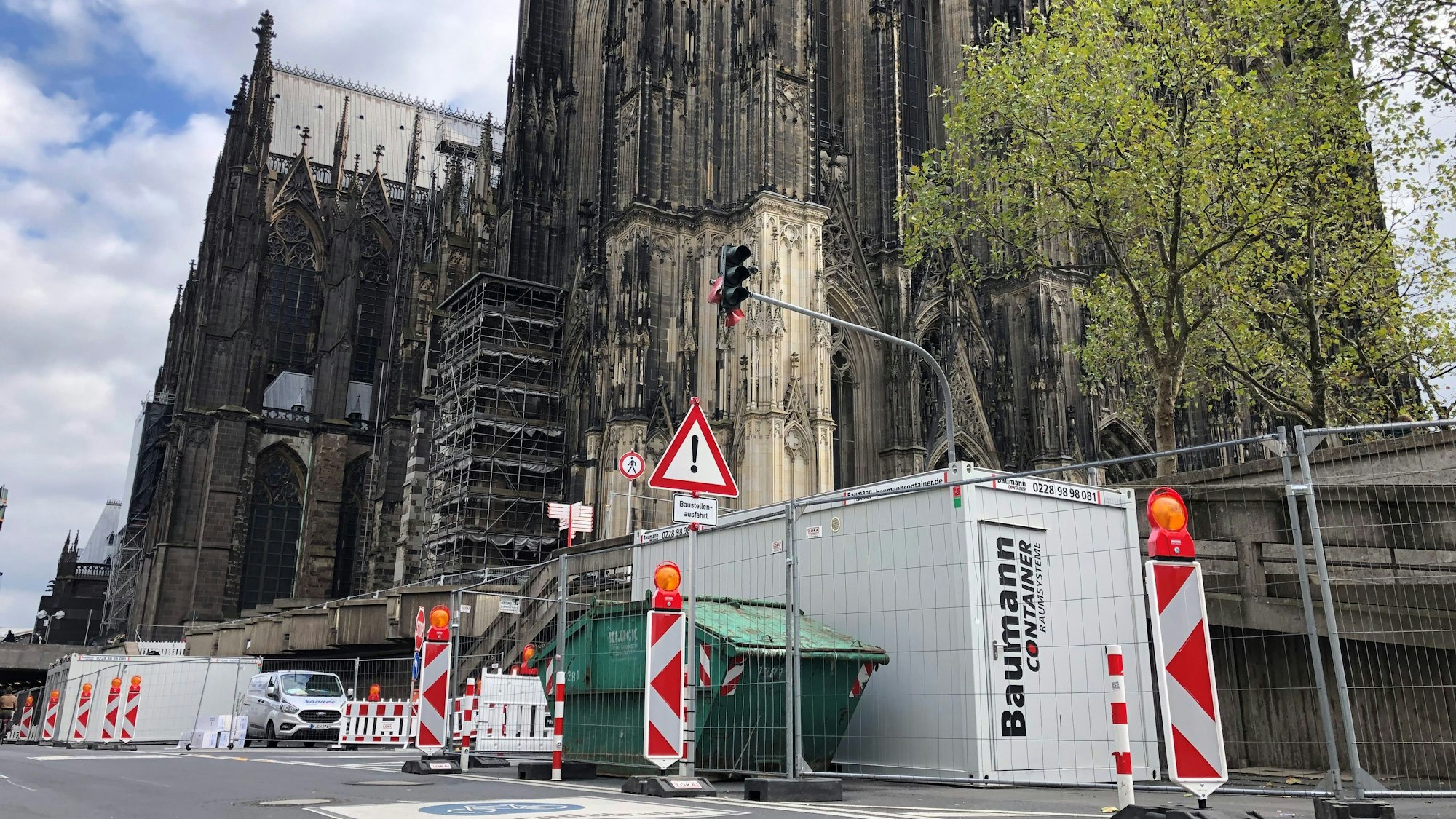 Baucontainer stehen vor dem Kölner Dom.