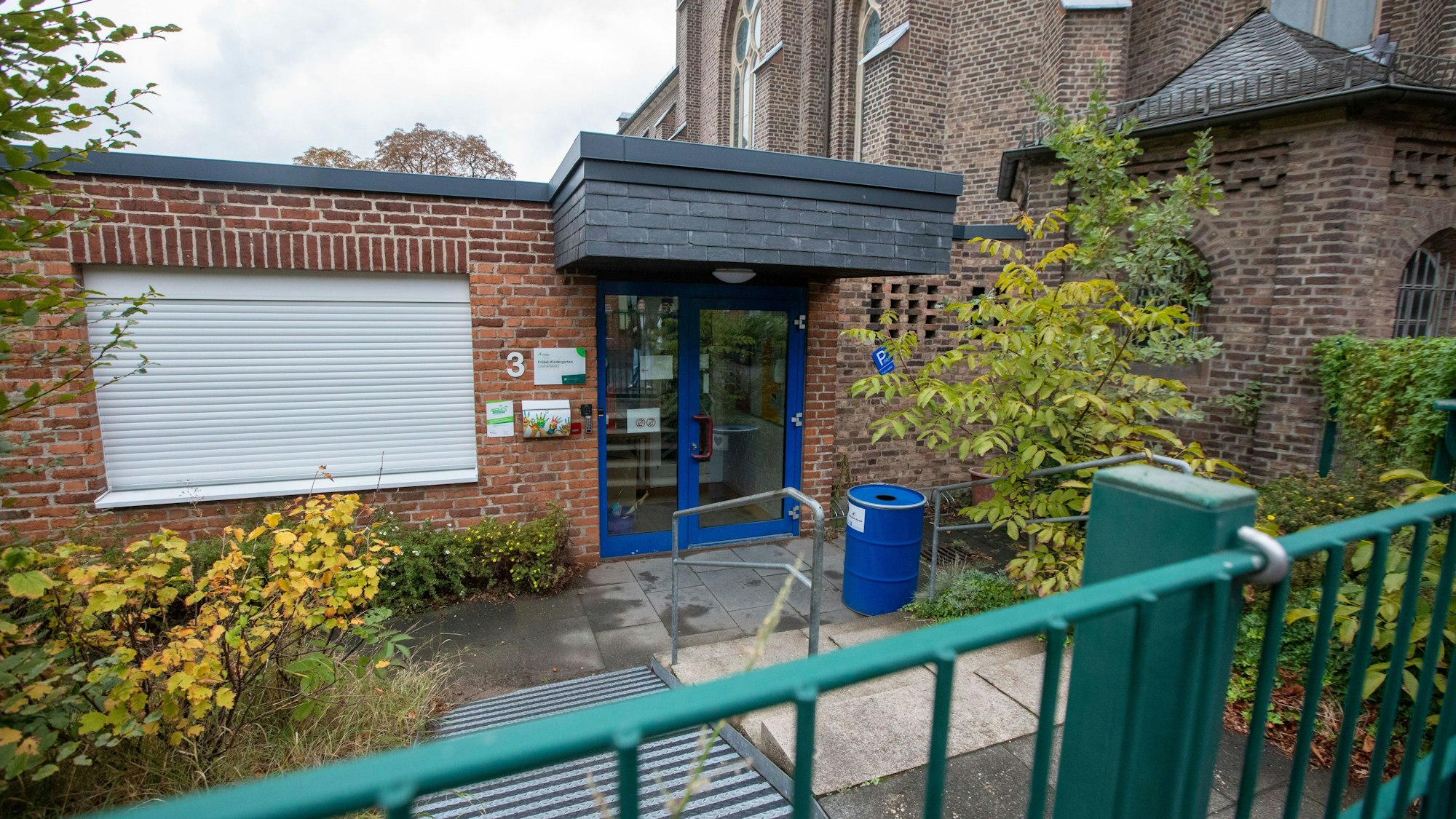 Blick auf den Eingang der Fröbel-Kita Clemenskids in Porz-Langel.