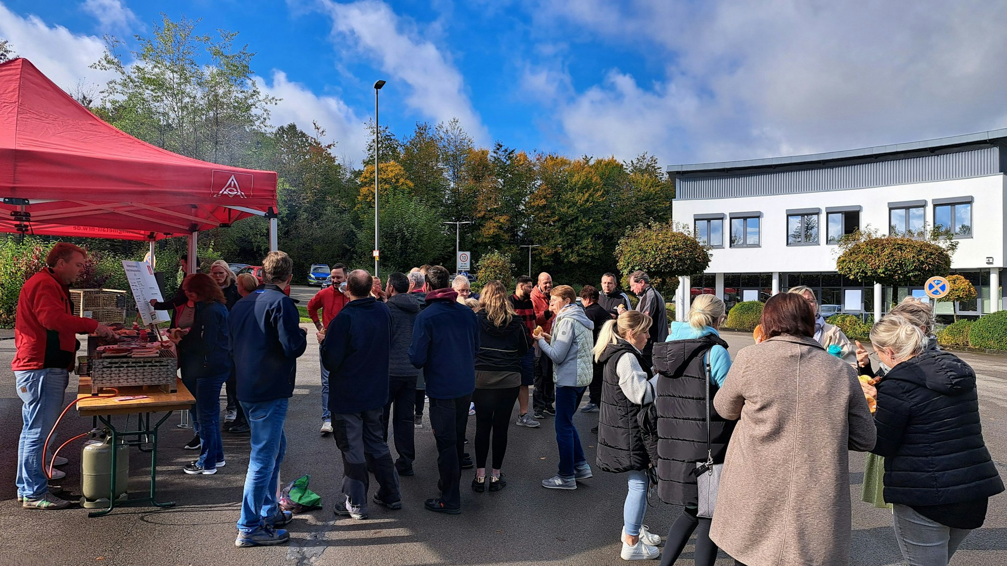 Das Foto zeigt viele Menschen vor einem Firmengebäude der Bernd Richter GmbH