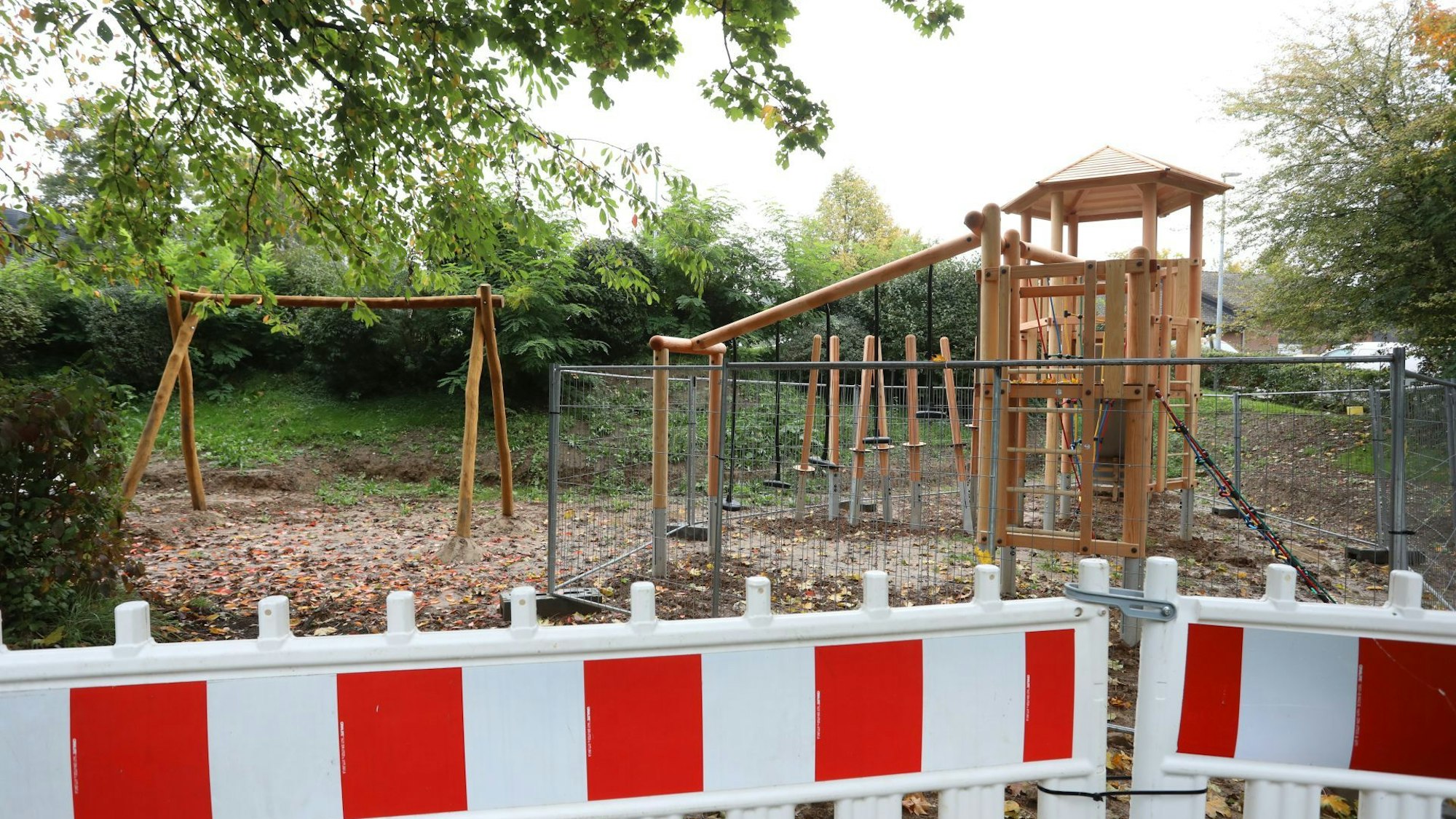 Eine Spiel- und Kletterlandschaft ist durch rot-weiße Baken abgesperrt.