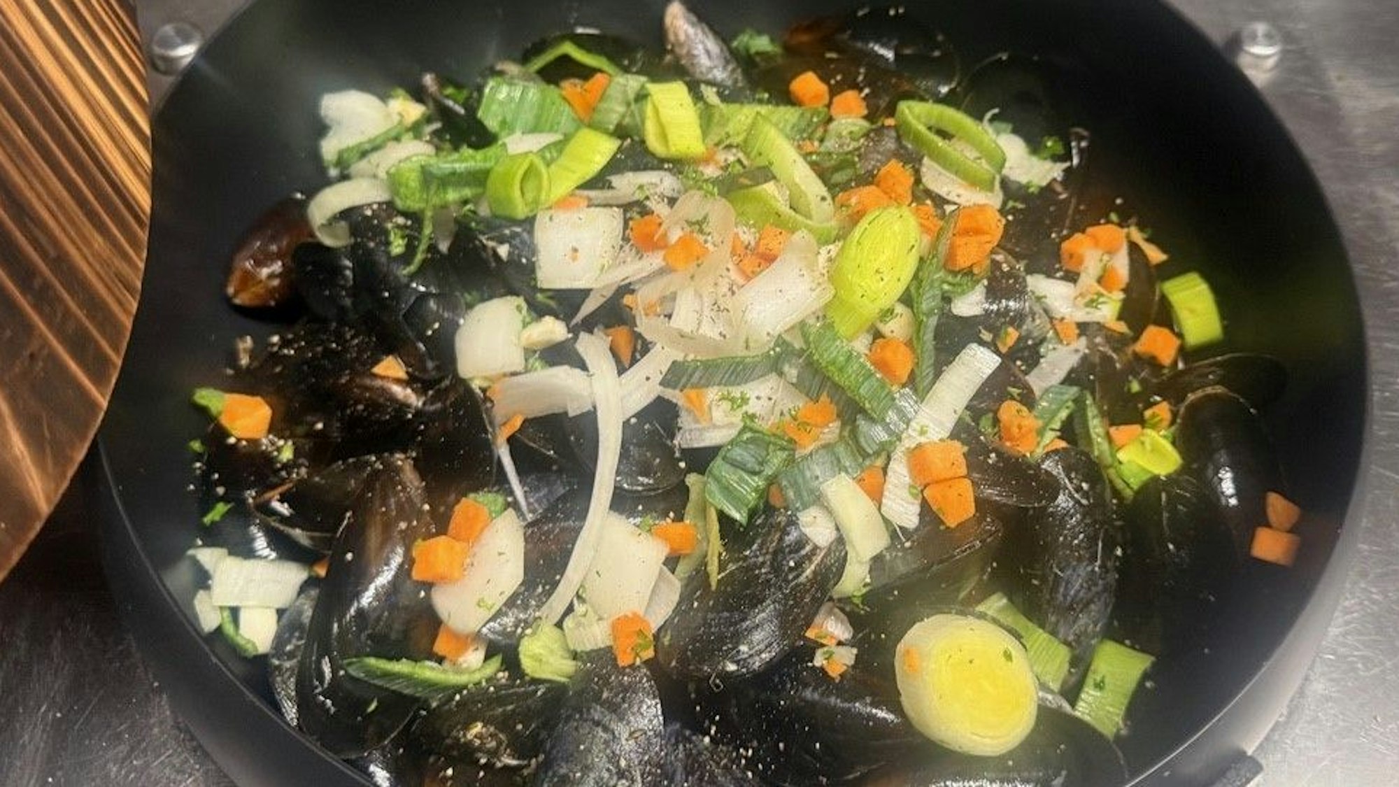 Die klassische Variante mit Weißwein: Muscheln im Gasthaus Schweitzer.