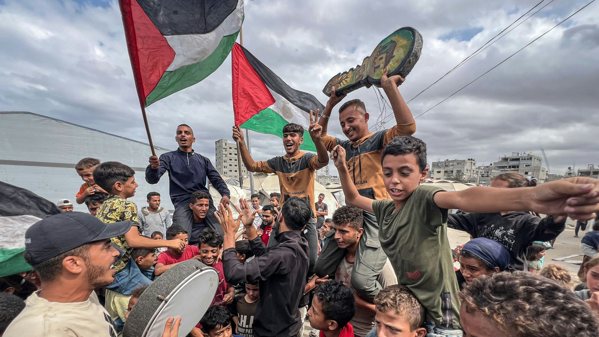 Palästinenser feiern im Lager Nusairat nach der Bekanntgabe, dass Israel und die Hamas der ersten Phase eines Friedensplans zur Unterbrechung der Kämpfe zugestimmt haben.