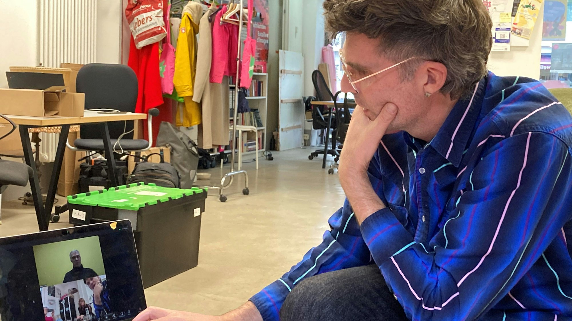 Ein Mann schaut in einen Monitor.