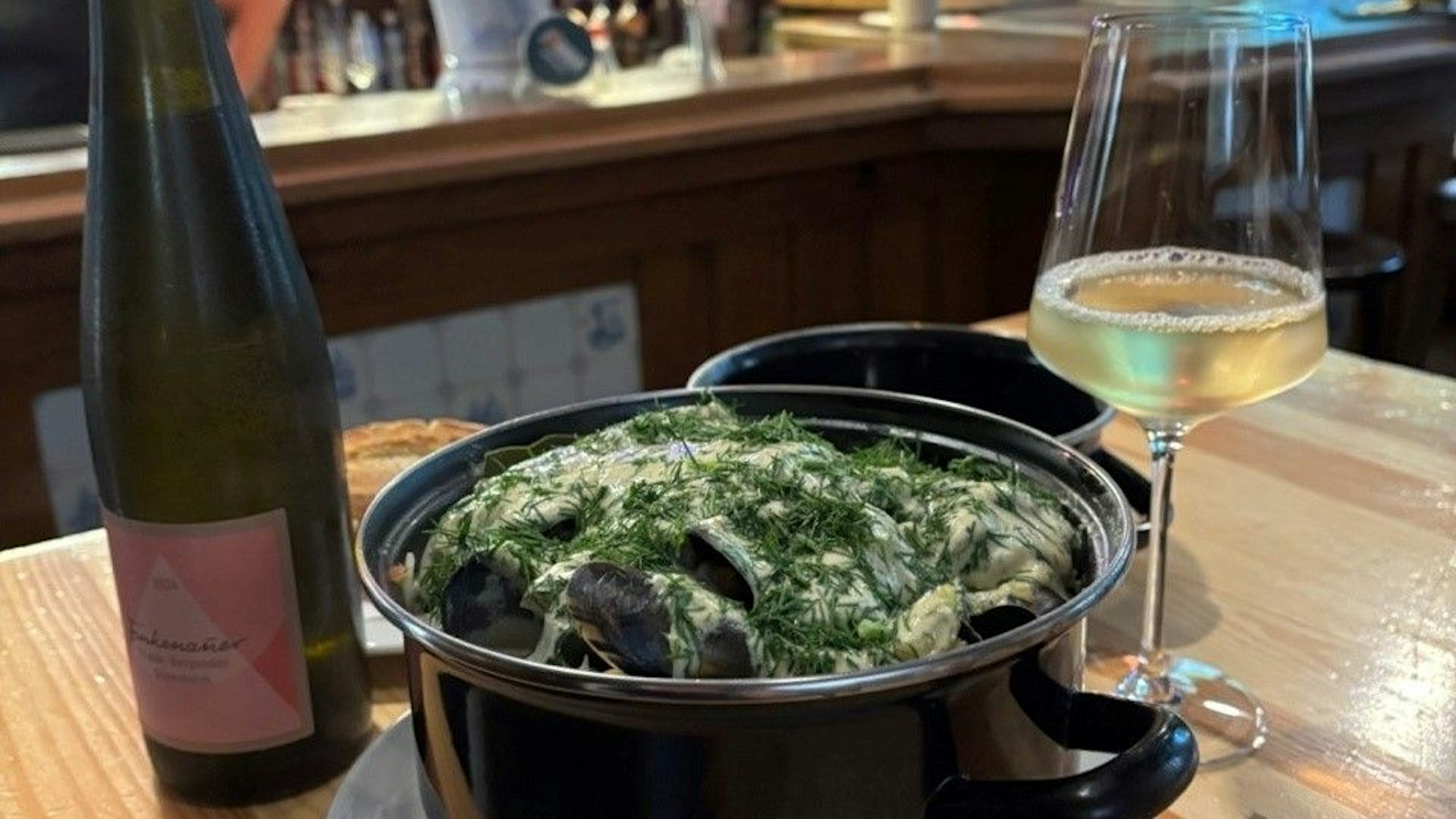 Muscheln auf Phil's Art im Kölner Bieresel: mit Knoblauch, Dijon-Senf, Sahne, Dill und Peperoni. Dazu ein Grauburgunder Muschelkalk vom Weingut Finkenauser.