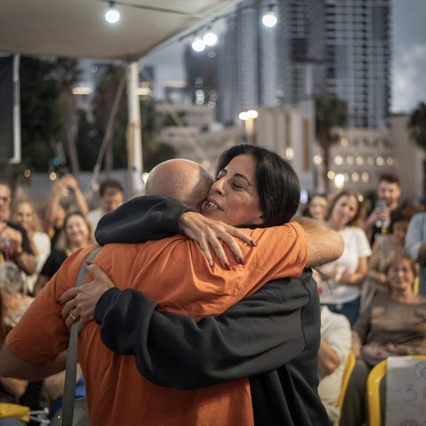 Einav Zangauker (r), Mutter der israelischen Geisel Matan Zangauke, die von der Hamas festgehalten wird, feiert auf dem Geiselplatz in Tel Aviv, wo sich Menschen versammeln, um die Vereinbarung zwischen Israel und der Hamas zu feiern.